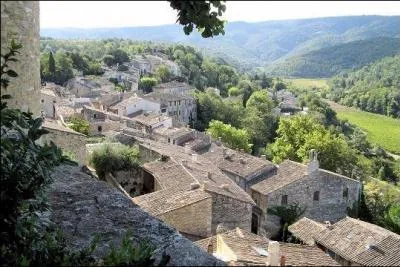 Dans quel dpartement est situ le joli village de Mnerbes, perch sur une crte dominant une houle de vignes et de garrigues ?