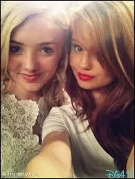 Peyton Roi List est plus grande que Debby Ryan.
