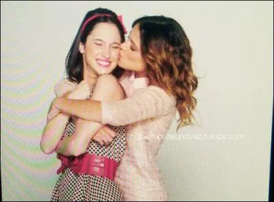 Comment s'appelle cette actrice qui joue Francesca dans Violetta ? ( la fille a gauche avec le serre-tte dans les cheveux )