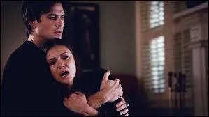 Que fait Damon  Elena durant cette scne ?