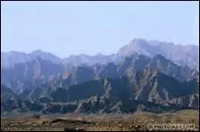 Quel symbole peut-on voir en double sur le drapeau d'Oman et en un seul exemplaire sur celui d'Arabie Saoudite ?