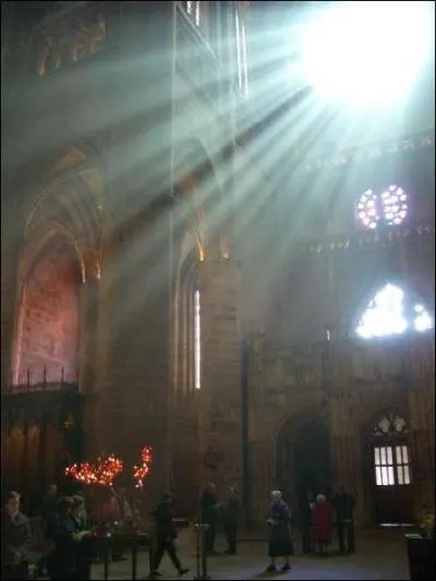 Comment appelle-t-on cette partie centrale d'une glise, perpendiculaire  sa longueur et reprsentant les bras du Christ en croix ?