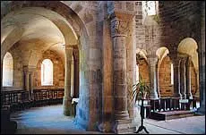 Comment appelle-t-on ce passage situ  l'arrire d'une glise ( gauche sur la photo) ?