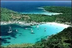 A l'entre de quel dtroit se situe l'le de Phuket, petit paradis terrestre situ au sud du pays ?