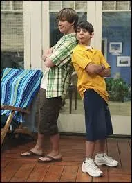 Moises Arias est plus petit que Jason Earles.