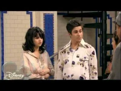 Pourquoi Max se cache-t-il sous un faux prnom (Tom) quand il sort avec sa petite amie Nancy ?