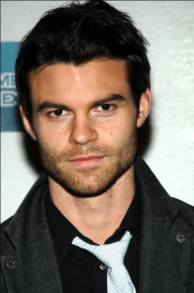 Qui est l'acteur qui joue Elijah Mikealson ?