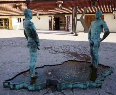 Afin de nous ter nos complexes / O gu,  gu / On nous donne des cours sur le sexe / O gu,  gu !