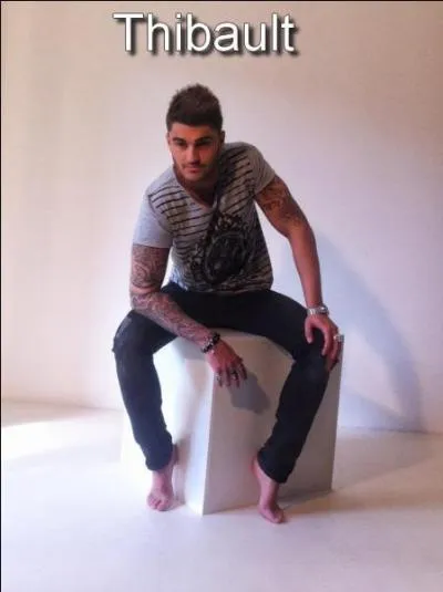 Que fait Thibault  l'arrive de Kim ?