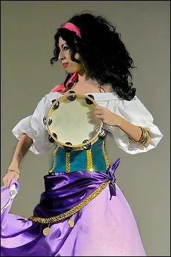 Qui est cette belle gitane qui danse dans les rues de Paris ?