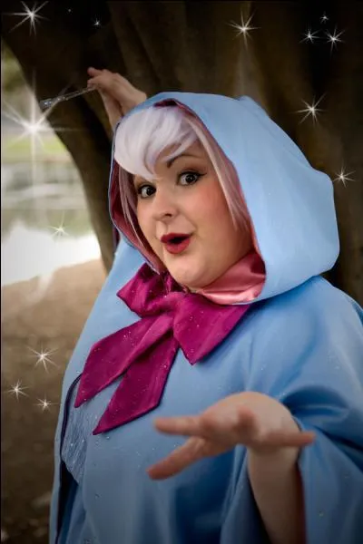 Qui est-elle ? Mais si, tu le sais, elle transforme une citrouille en carrosse, des animaux en serviteurs et les habits uss de Cendrillon en une belle robe.