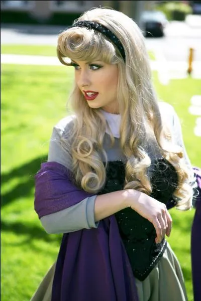 Quel est le nom de cette jeune femme qui aime les animaux ?