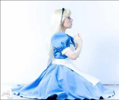 Comment se nomme cette jeune femme curieuse ?