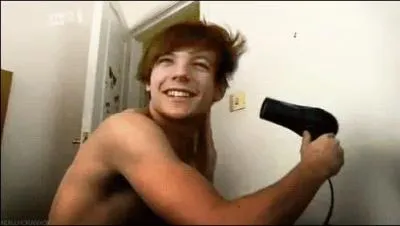 O Louis s'est-il fait tatouer le nom de son ancien groupe ?