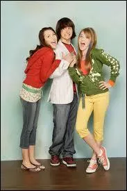 Dans quelle srie joue-t-elle aux cots d'Emily Osment et de Mitchel Musso ?