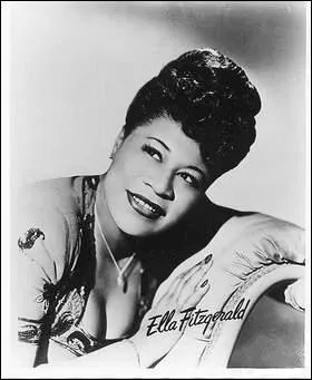  Ella, elle l'a ...  , et aussi  Je suis une poupe de cire ...  