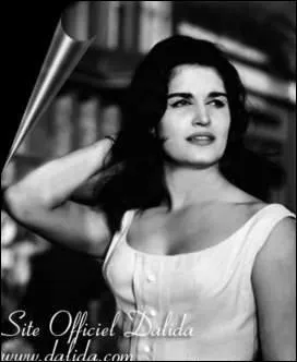  Il venait d'avoir 18 ans ...   Fin tragique pour cette femme cultive et fminine.