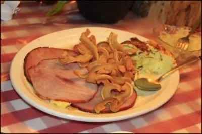 Par contre, voici une assiette typique que vous pourriez manger. Il y a du jambon, des pommes de terre, mais qu'est-ce sur le jambon ?