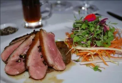 Selon une tude rcente du gouvernement du Canada, quel est le pourcentage des restaurants qui utilisent le sirop d'rable dans leurs recettes au Qubec ? (ici un magret de canard)