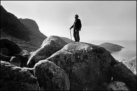 Qui composa les vers  Oui je reviens vers toi berceau de mon enfance  ?