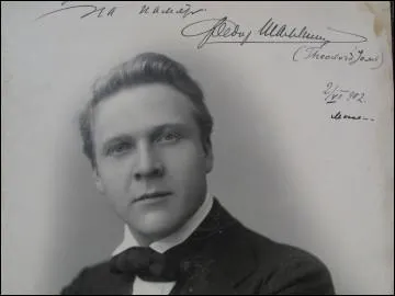 Quel grand chanteur russe, au registre de basse, possde aussi son muse  Saint-Ptersbourg ?