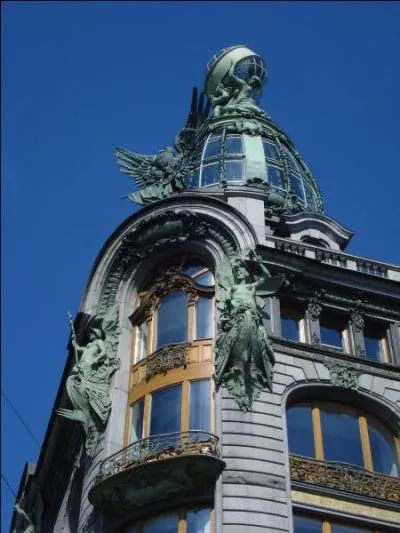 Un industriel amricain, Isaac Merritt Singer, a cr une socit de machines  coudre qui a investi un magnifique immeuble  Saint-Ptersbourg entre 1902 et 1904. Quel est l'autre nom du caf Singer ?