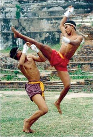 Comment s'appelle ce sport de combat en usage dans les armées de l'empire khmer depuis le début de notre ère ?