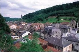 Je me rends en Lorraine,  Plombires-les-Bains ( Vosges ) o la ville est chef-lieu ...