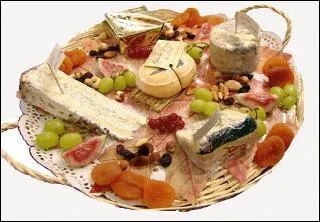 Un plateau de fromages se prsente aux clients...