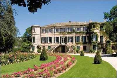 Le Chteau d'Estoublon appartient  :