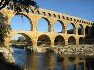 Le plus haut pont-aqueduc connu du monde romain est :