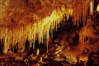 Quel est le surnom de la Grotte de Thouzon ?
