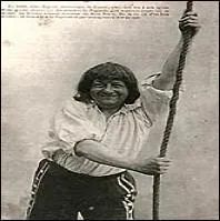 "Parfois quand j'bois c'est rigolo Mon cerveau danse le tango Et quand ça m'arrive certains soirs Je vois tout en noir Ou bien j'm'crois au paradis Et sans arrêt je ris je ris". Certainement a-t-il bu :