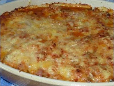 Une assiette de ------ Avec des fils de fromage autour ------ Avec des fils de fromage autour ------