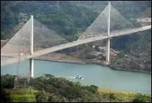Quels sont les noms des ponts permanents permettant de traverser le canal de Panama, reliant l'Amrique du Nord et l'Amrique du Sud ?