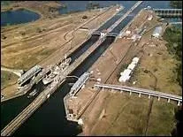 En quelle anne le canal de Panama, dont le chantier fut finalement repris par les Etats-Unis, fut-il inaugur ?