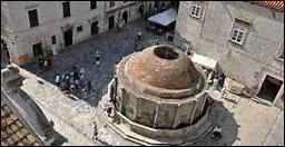 Quelle construction, un des joyaux de Dubrovnik, doit-on  l'architecte napolitain Onofrio della Cava ?