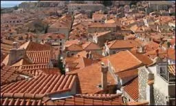 Entre les XVme et XVIIme sicles, Dubrovnik connut une longue priode de prosprit. Quel surnom valut  la ville cette priode qui en fit le centre d'une vie brillante, artistique et intellectuelle ?