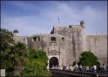 Surmonte de la statue de ce saint, comment se nomme l'entre principale de la ville ?