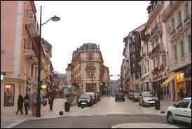 Je commence par une visite de la ville d'Aix-les-Bains ( Savoie ). Elle est chef-lieu ... .