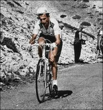 Le Tour 67 sera marqu par la mort de Tom Simpson. Tout le monde se rappelle de sa silhouette zigzaguant sur les pentes du Mont Ventoux. Qu'a-t-on retrouv dans les poches de son maillot ?