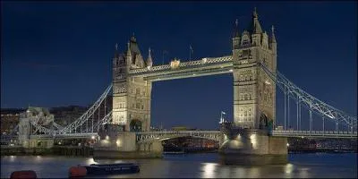Quel fleuve passe sous le Tower Bridge ?