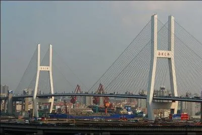 Le pont de Nanpu fait-il plus ou moins de 1000 mtres de longueur ?
