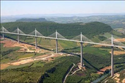 Compltez le nom du pont : _____ de Millau.