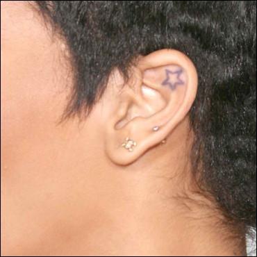 A qui appartient ce magnifique tatouage sur l'oreille ?