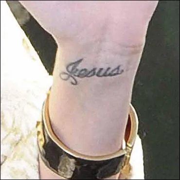 A qui appartient ce beau tatouage religieux ?