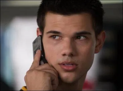 Quel rle joue-t-il dans  Identit secrte  ?