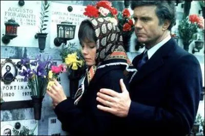 Dans ce film trange, un homme d'affaires perd sa femme et sa fille, sauvagement assassines. 15 ans plus tard, en voyage en Italie, il rencontre Sandra, qui ressemble trangement  sa femme dfunte. De quel film s'agit-il ?