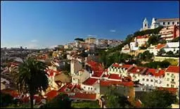 Rouge et vert, le drapeau du Portugal prsente en son centre sept chteaux d'or et cinq cus bleus. Il comporte galement une figure qui symbolise les grandes dcouvertes des navigateurs portugais ? Quelle est cette figure ?