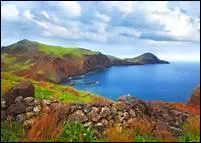 Lequel des archipels suivants ne fait pas partie du Portugal ?